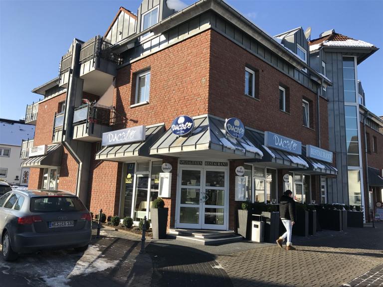 Bild zeigt eine Außenaufnahme vom Restaurant bei schönem Wetter