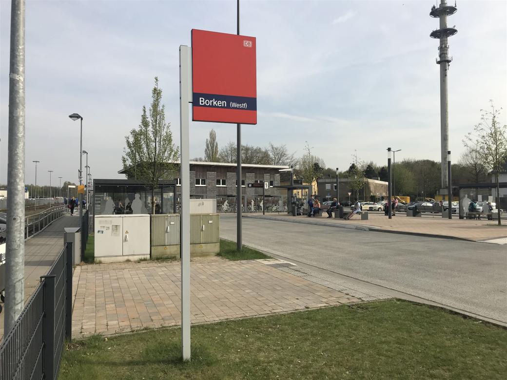 Das Bild zeigt einen Bahnhof und Busbahnhof