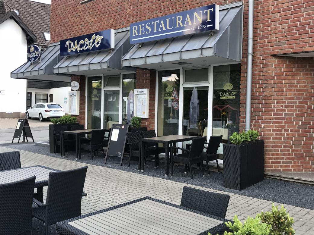 Bild zeigt die Frontansicht des Restaurants von der Hauptstraße aus gesehen