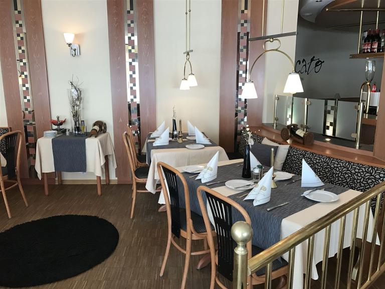 Bild zeigt einen Teil des Restaurants mit 2 eingedeckten Tischen