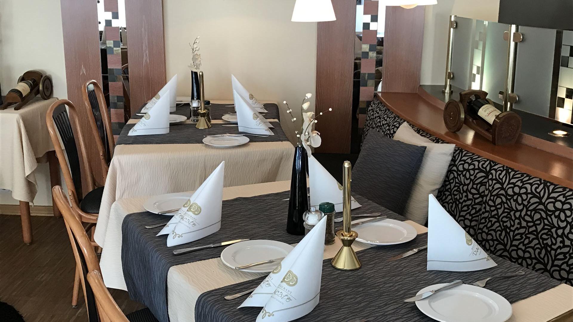 Bild zeigt einen Teil des Restaurant. Zu sehen sind 2 eingedeckte Tische 
