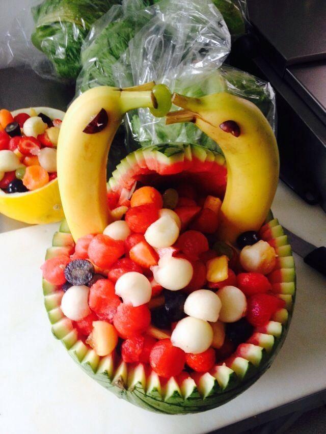 Bild zeigt eine Obstschale mit Früchten und 2 senkrecht stehende Bananen
